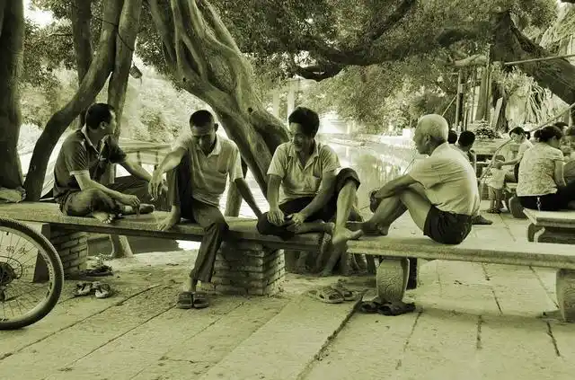 夏夜,村头石桥上的乘凉人