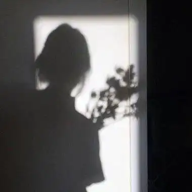 伤感神秘黑白影子女生头像一个人的独角戏