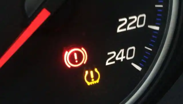 1,车内黄色感叹号的故障有刹车系统故障,胎压显示灯,照明灯故障警告灯