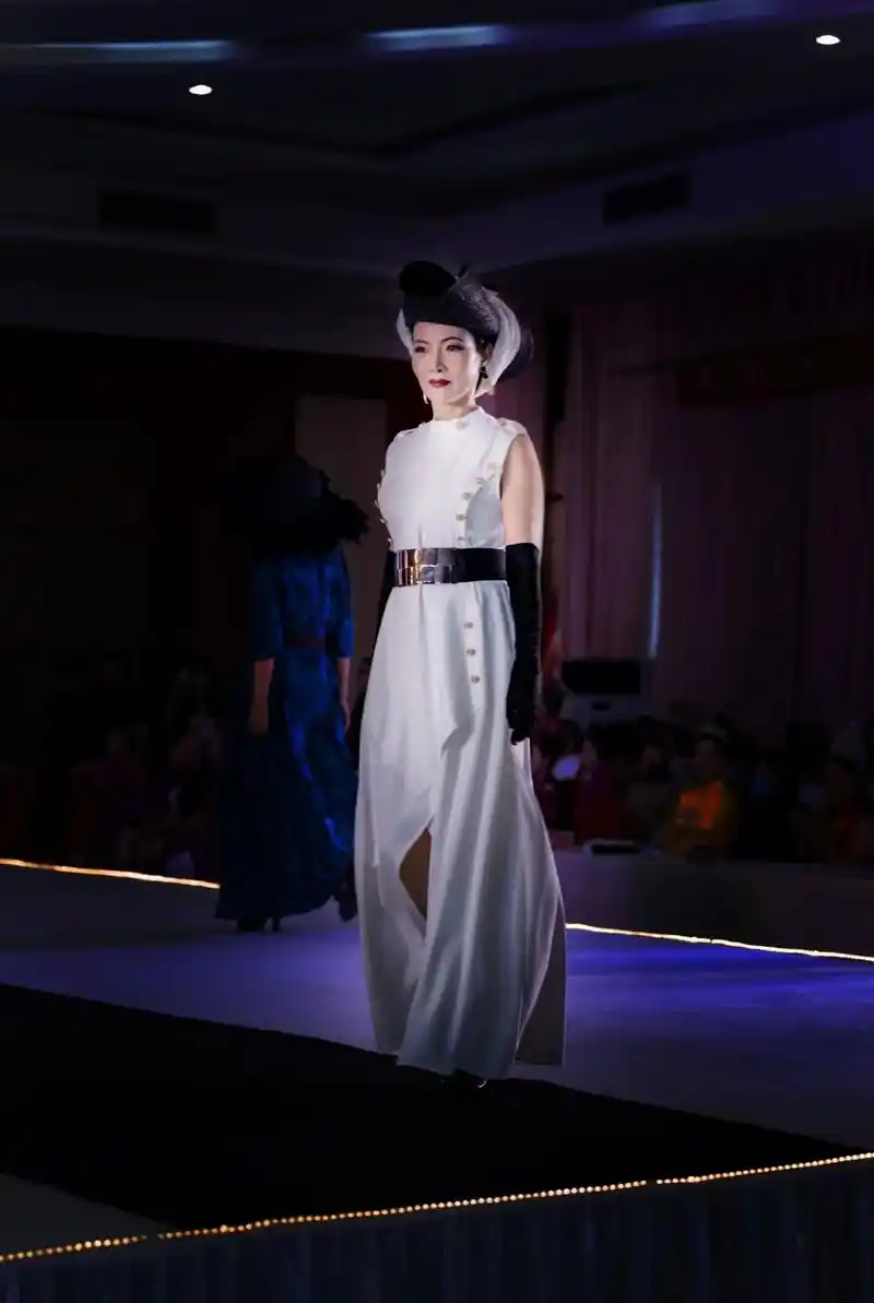 舞台上的我#t台走秀 #随性洒脱做自己#每一个瞬间都值得被记 - 抖音