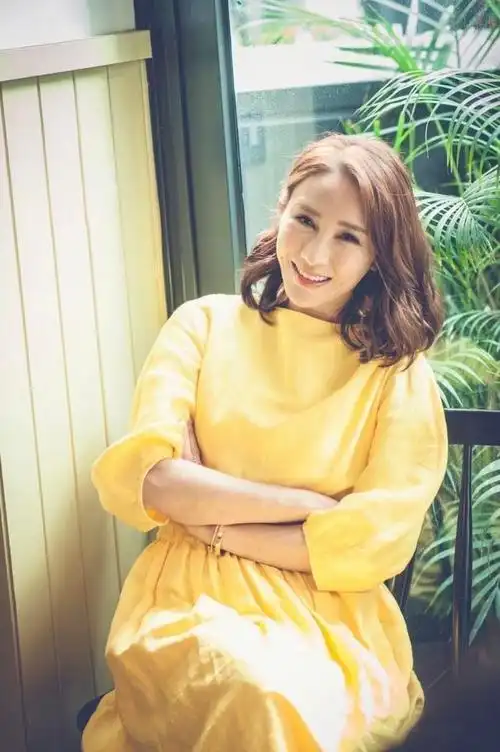 48岁黎姿晒照显老态,穿衣减龄难掩发际线后移