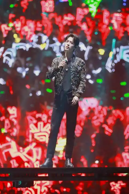 肖战#19年星光大赏的红海肖战和红色就是超级搭配肖战,红海只为你