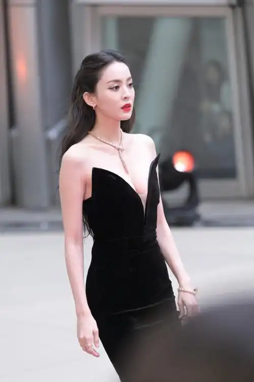古力娜扎深v黑裙造型小秀事业线 这一身真的赢麻了_娱乐频道_中华网