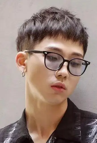 首页 男生发型 男生短发 瓜子脸男学生怎样剃发好看 小伙子精神十足