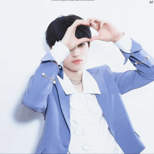 来看宋亚轩花式比心沉浸在小宋老师超治愈的笑容里走不出来了