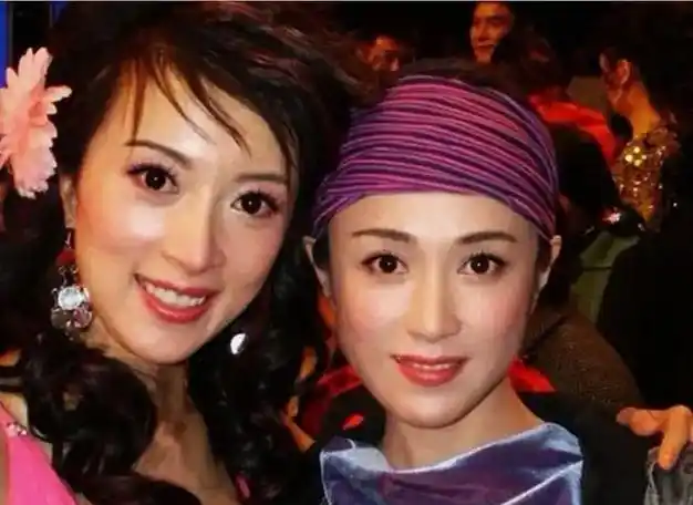 傅艺伟脸又宽又大算不算顶级美女看她和金巧巧的合照就知道了