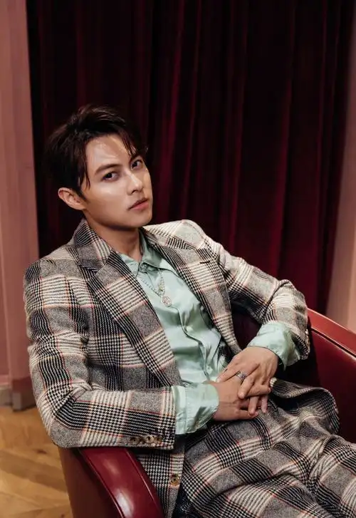 邱胜翊格子西服帅气写真图片88