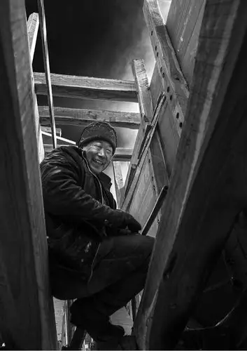 蹲在一个夹缝里干活,干着苦活脸上却绽放笑容的老师傅.