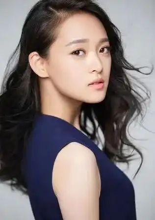 在任何有冯越参与的戏剧中,张健都会毫不例外地出现,始终陪伴在她身边