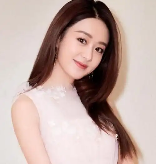 赵丽颖,1987年10月16日出生于河北省廊坊市,中国内地影视女演员.