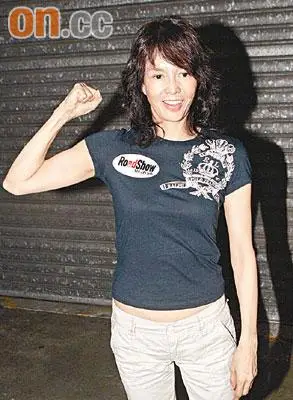 郑裕玲获"最佳学业成绩奖" 做班长认真管学员