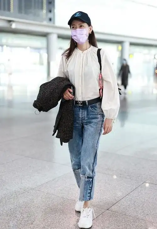 高露穿针织开衫配阔腿裤,黑白色看着简约,戴万元腰带挺招摇的|九分裤