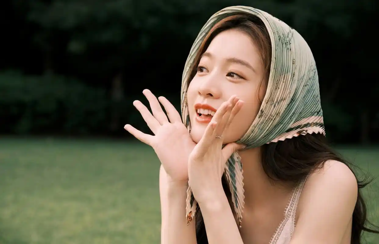 张雪迎# 一袭黄色针织裙套装,清纯甜美,娇嗔欲滴,俏皮灵动的小仙女