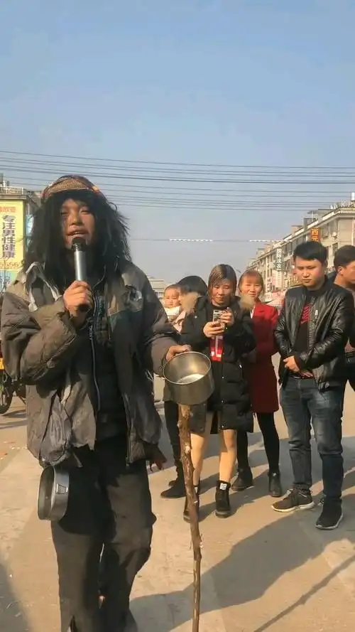 流浪歌手唱的真好听!