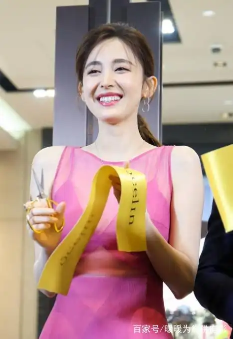 古力娜扎的"笑容"居然这么美,早期出席活动的她太迷人眼