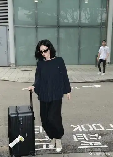 王菲穿得越佛系越高级一身黑打扮简约又时髦气场无敌了