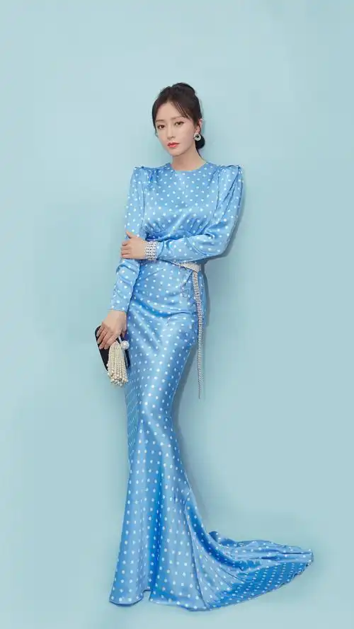 秦岚露背礼服性感图片手机壁纸_明星_手机壁纸下载_美桌网