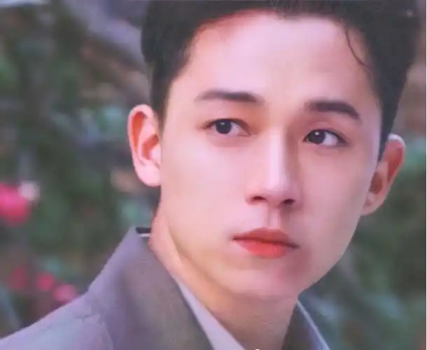 都说潘粤明"胡化"了,看了他多年前的旧照,谁还没有年轻过