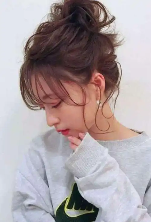 大长脸女生扎高花苞头发型 易学更显优雅的女生扎发