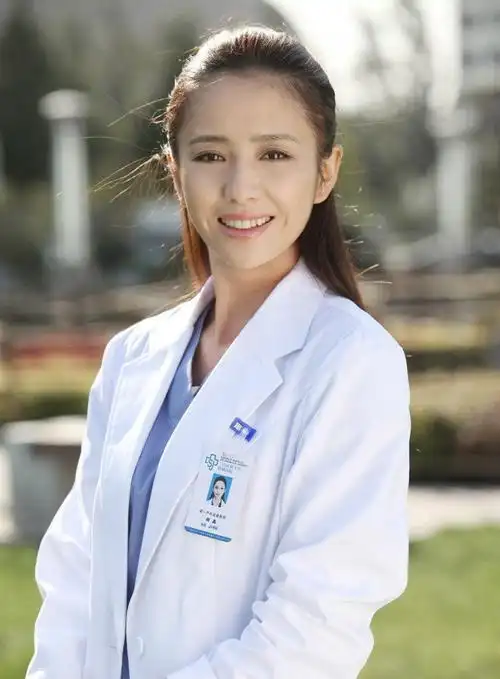 何晶,电视剧《产科医生》里女主角,由实力派女演员佟丽娅饰演.