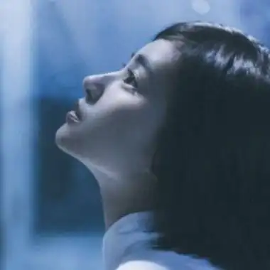 意境女头像伤感仰望着天空发呆的