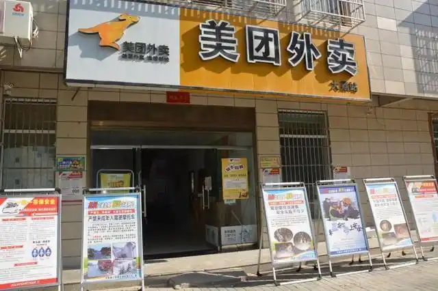 大荔公安交警走进美团外卖开展"一盔一带"宣传活动