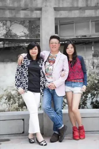 姜育恒全家福曝光 妻子端庄女儿将出国留学