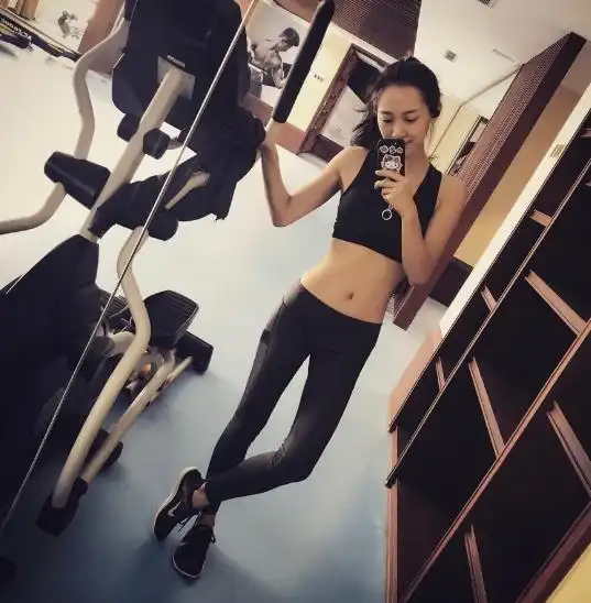 27岁奉女成婚嫁大9岁演员,老公爱她无法自拔,女儿比妈妈还美