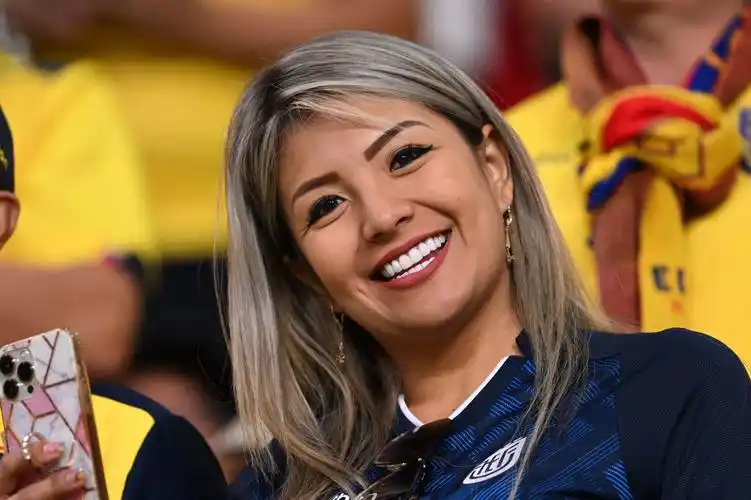 冷艳美女被前排偷拍.3 / 5伊朗女球迷挥舞国旗.