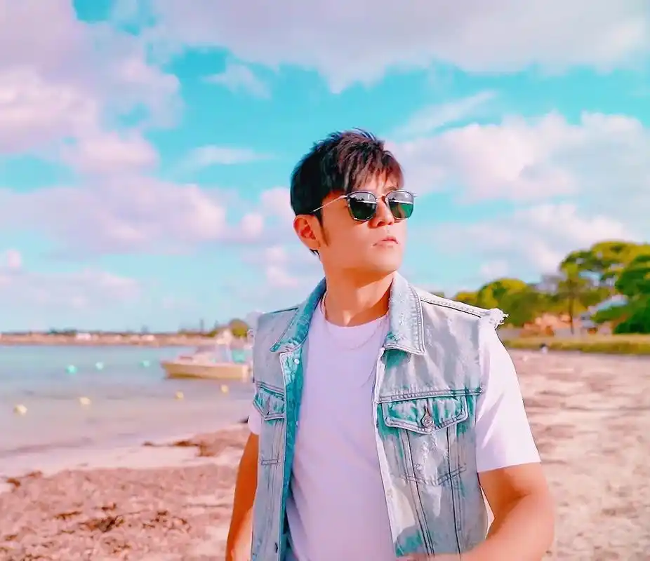 周杰伦粉色海洋mv截图高清自修图16p这个mv里杰伦看着