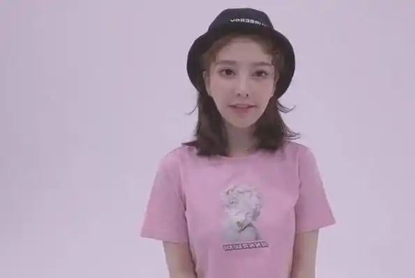 冯提莫晒素颜"怼脸照",开十级滤镜,说是换了一个人我也信