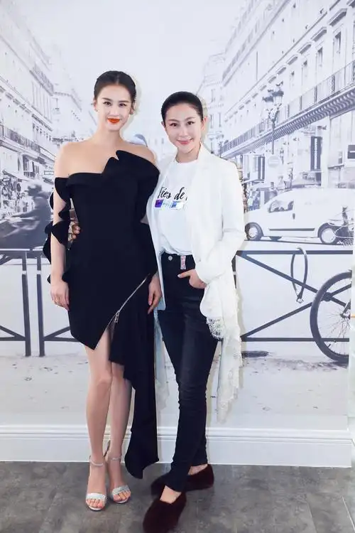 黄圣依化身"时尚精灵" 闪耀中国国际时装周