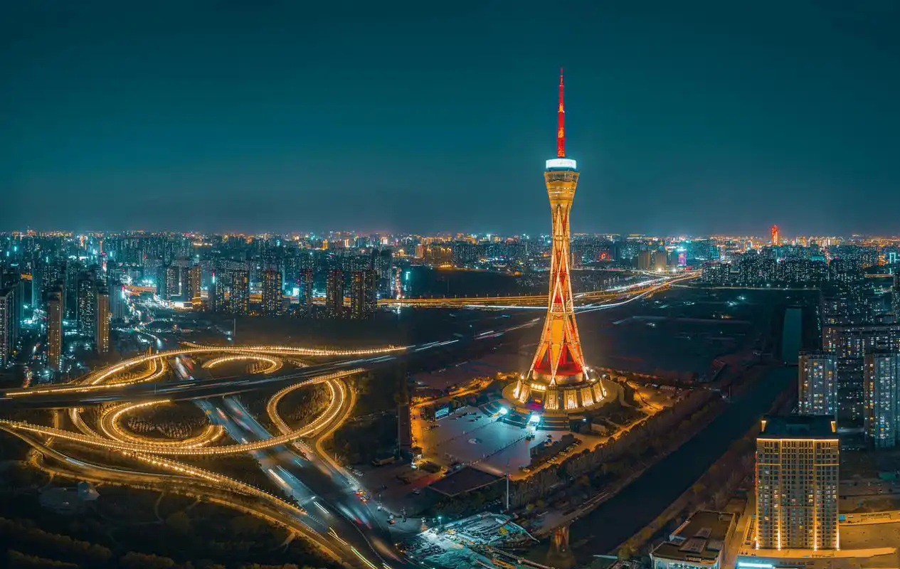 郑州中原福塔是一个标志性的建筑,位于河南省郑州市管城回族区,高度