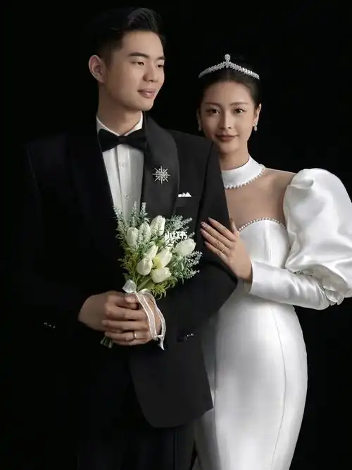 高级感室内婚纱照简约经典是新人们的追求