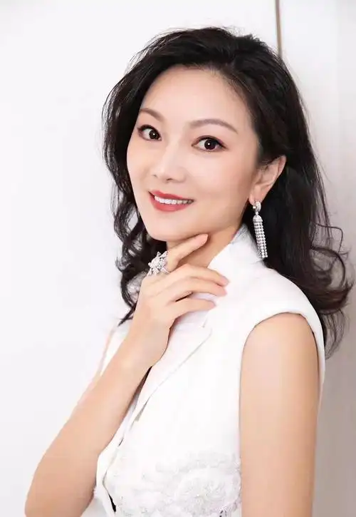 原创张艺谋小娇妻陈婷,穿白色长裙配刘海编发,39岁美若19岁