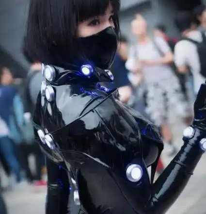 女装大佬穿紧身皮衣玩cos我好奇他的胸为什么又圆又大