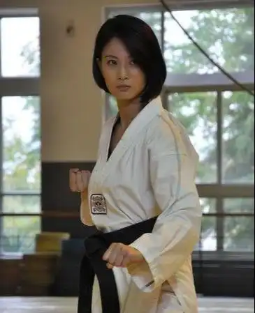 实力派学霸演员,因出演特种轮胎的英文兵名声大噪,如今成为"军旅女神"