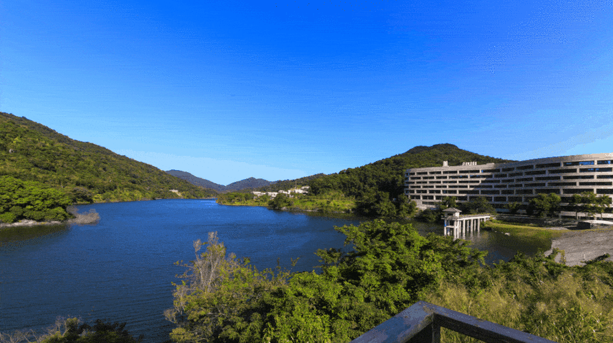 建筑外形优雅曲折的广州黄埔君澜酒店,犹如一枚洁白的玉如意镶嵌在