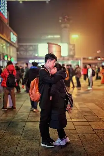 他拍下北京西站吻别的人群,吻最深情的告白