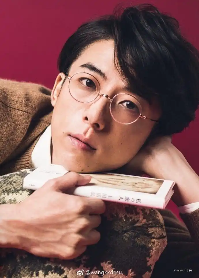 组图:高桥一生戴金丝眼镜拍写真 演绎斯文败类