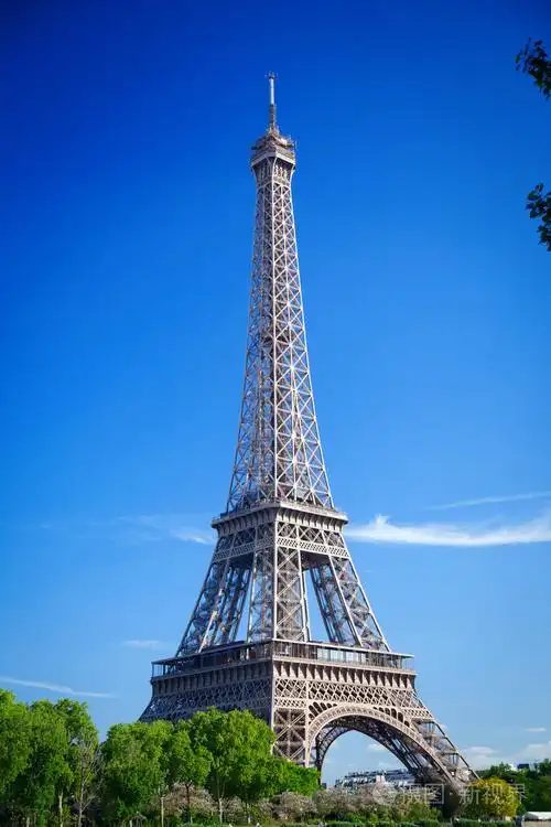 在阳光明媚的夏日巴黎埃菲尔铁塔照片-正版商用图片1kx7kz-摄图新视界