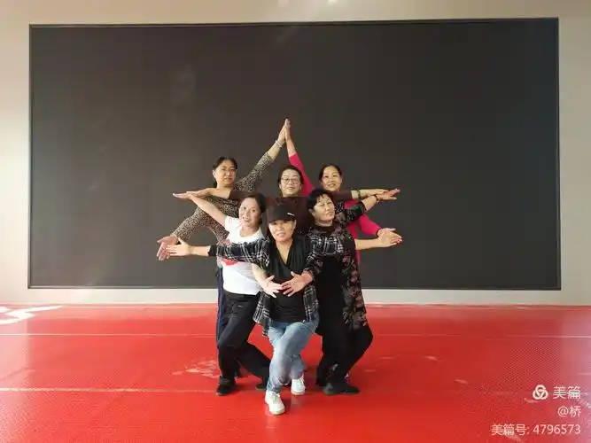 正在排练五角星造型