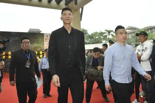 央视5不直播全明星周琦理了头发韩德君单挑易建联谁能赢