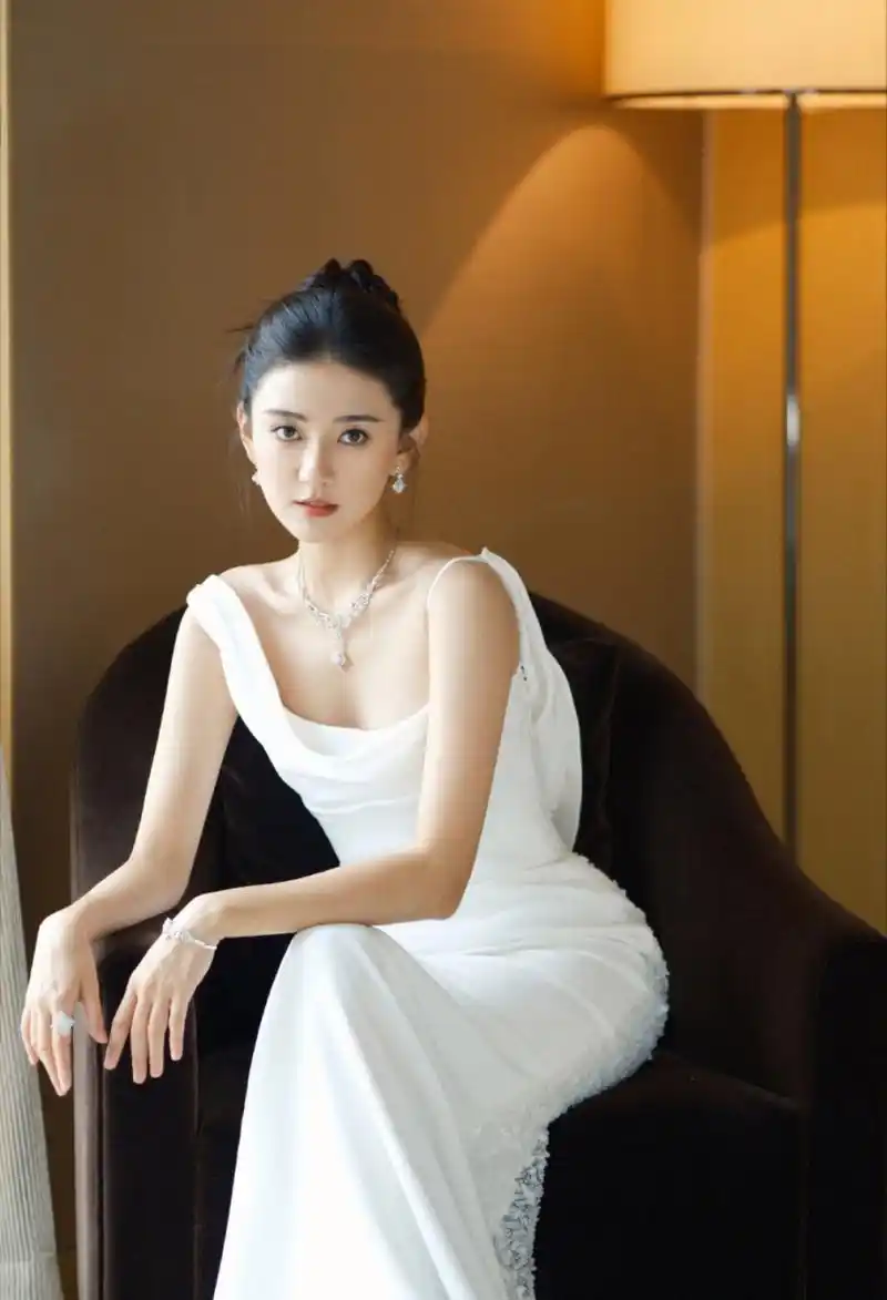 甜美女神#梁洁# 一袭白色荡领连衣裙,肤白貌美的容颜,纤瘦高挑的身材.