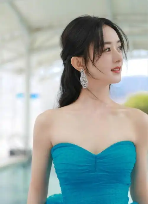 赵丽颖摆脱排骨胸穿露肩裙性感丰满气场十足笑容自信