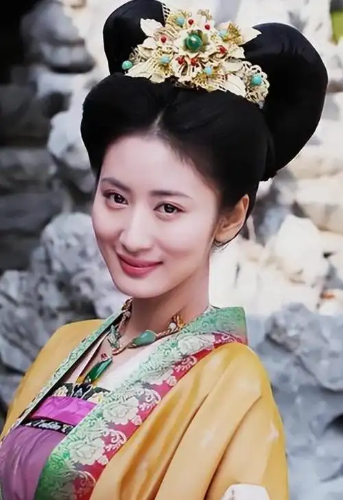 同是"风情万种"女演员,郭珍霓和张嘉倪为啥走了不同的路?