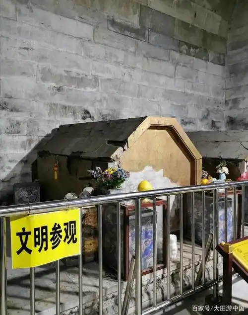 1938年光绪皇帝地宫被盗,盗洞口依然可见,地宫中有8面男面菩萨