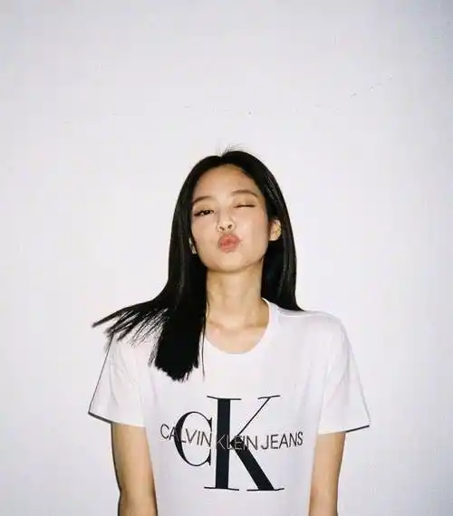 原创jennie变样了时尚品位一去不返穿搭成灾难现场直角肩都没拯救回来