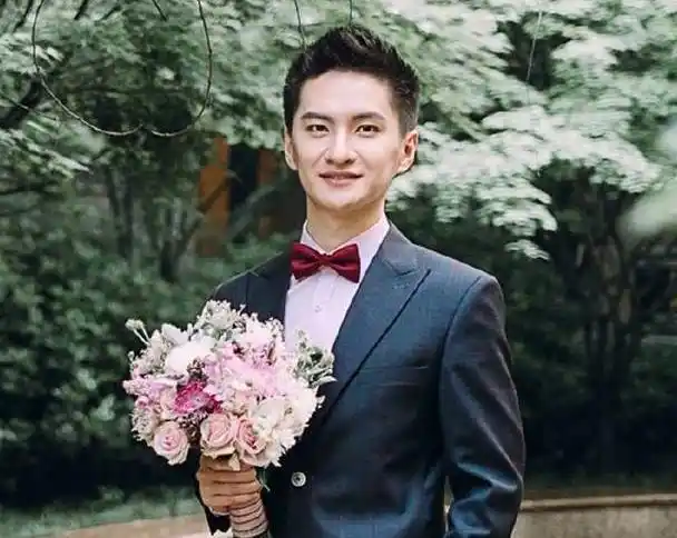 近日有网上曝出一组曾在《快乐星球》中饰演丁凯乐一角的李瑞结婚的