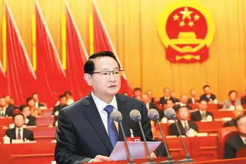 10月23日,新当选的江西省人民政府省长易炼红讲话.(海波 摄)